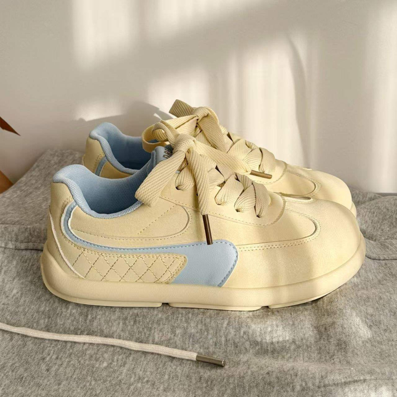 Ženske casual tenisice – gornji dio od mikrovlaknaste kože; potplat od gume; unutrašnjost s mrežicom; prugasti uzorak; vezanje šnirkama