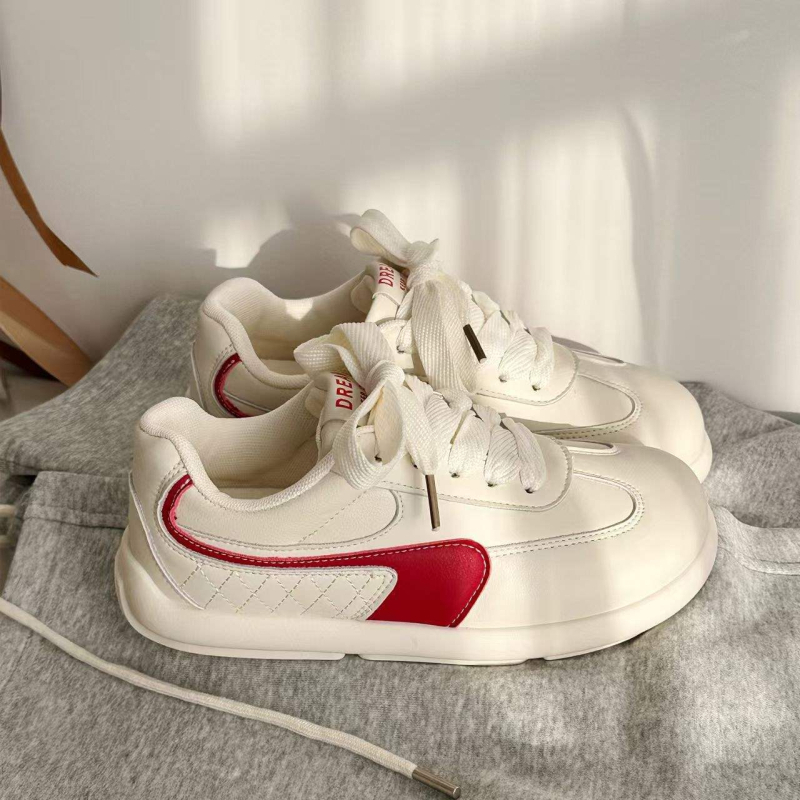 Ženske casual tenisice – gornji dio od mikrovlaknaste kože; potplat od gume; unutrašnjost s mrežicom; prugasti uzorak; vezanje šnirkama