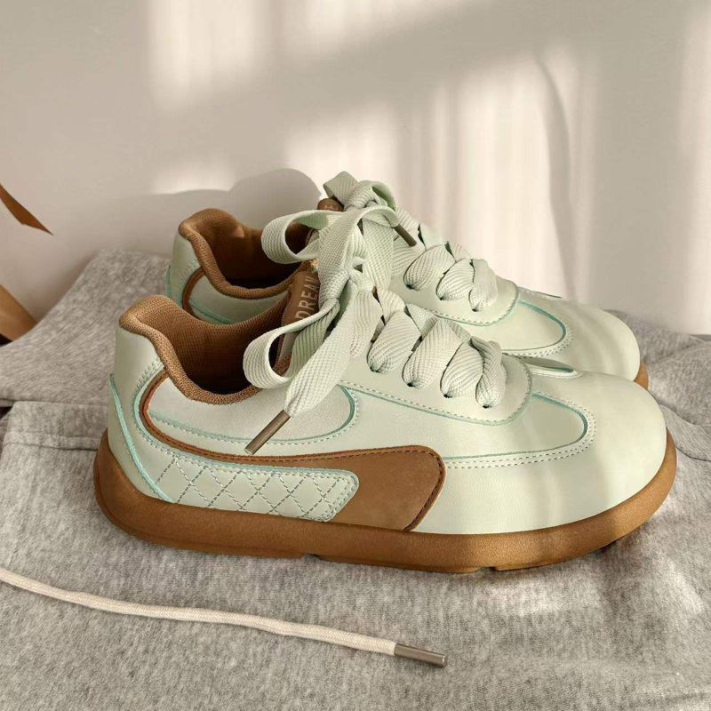 Ženske casual tenisice – gornji dio od mikrovlaknaste kože; potplat od gume; unutrašnjost s mrežicom; prugasti uzorak; vezanje šnirkama