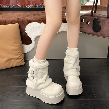 Дамски снегоботи - Замшев горен слой, гумена подметка, вътрешност от изкуствен плюш, къс маншет, дебела подметка