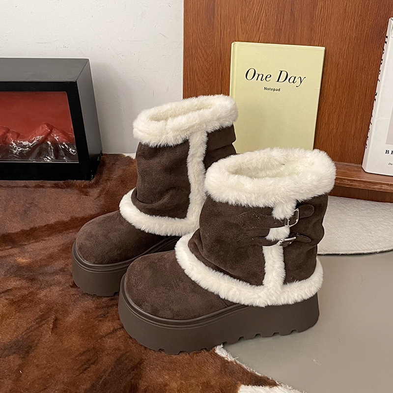 Дамски снегоботи - Замшев горен слой, гумена подметка, вътрешност от изкуствен плюш, къс маншет, дебела подметка