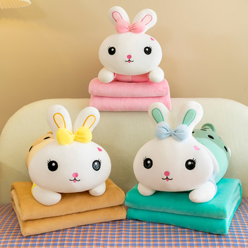 Autóba használható 2 az 1-ben takaró és párna tej-tea nyuszis motívummal, hímzett minta, plüss külső, PP pamut töltet