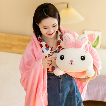 Autóba használható 2 az 1-ben takaró és párna tej-tea nyuszis motívummal, hímzett minta, plüss külső, PP pamut töltet