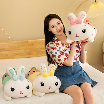 Autóba használható 2 az 1-ben takaró és párna tej-tea nyuszis motívummal, hímzett minta, plüss külső, PP pamut töltet