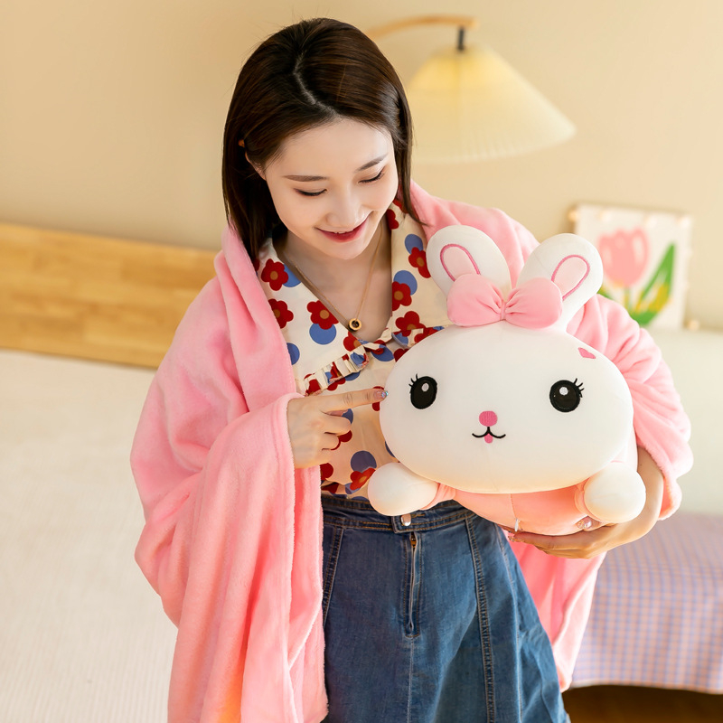 Autóba használható 2 az 1-ben takaró és párna tej-tea nyuszis motívummal, hímzett minta, plüss külső, PP pamut töltet