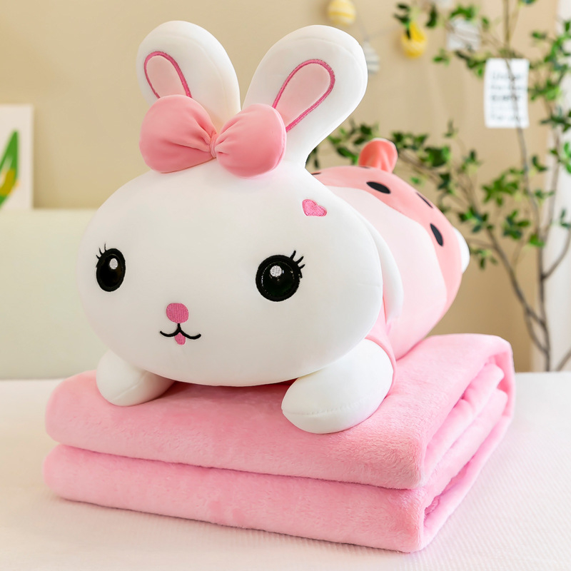 Autóba használható 2 az 1-ben takaró és párna tej-tea nyuszis motívummal, hímzett minta, plüss külső, PP pamut töltet