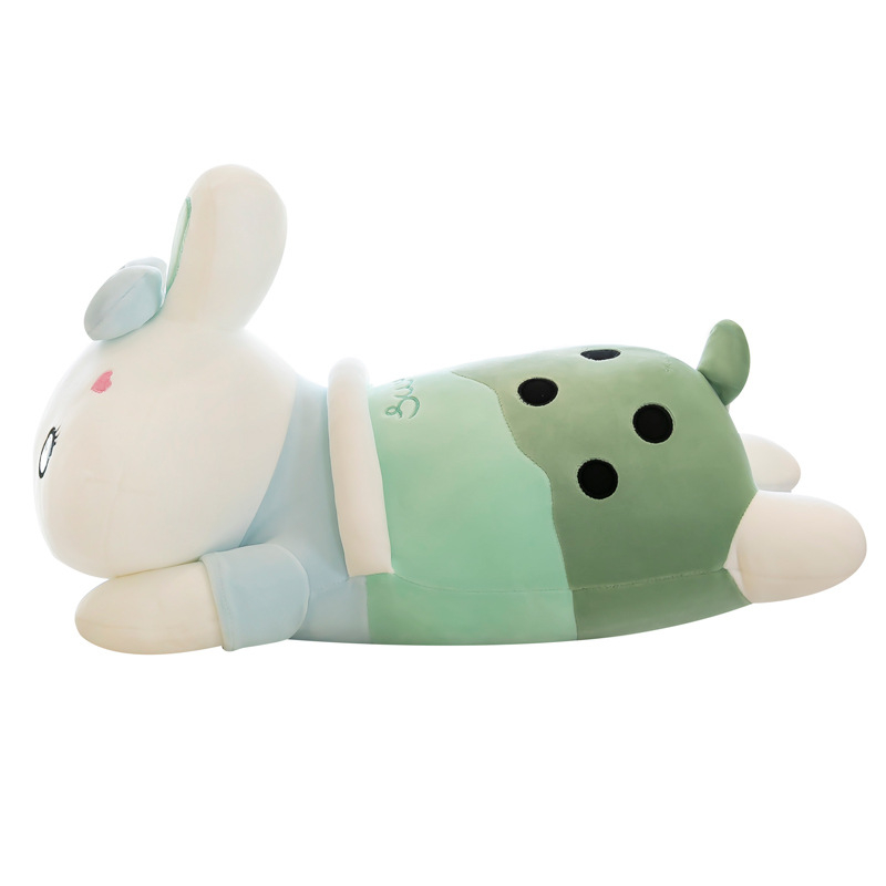 Autóba használható 2 az 1-ben takaró és párna tej-tea nyuszis motívummal, hímzett minta, plüss külső, PP pamut töltet