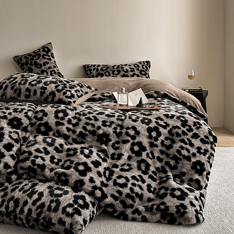 A-klasa set posteljine od plišane kunića s crnim leopard uzorkom i mliječnim velurom, navlaka za pokrivač, flanel posteljina za jesen-zimu