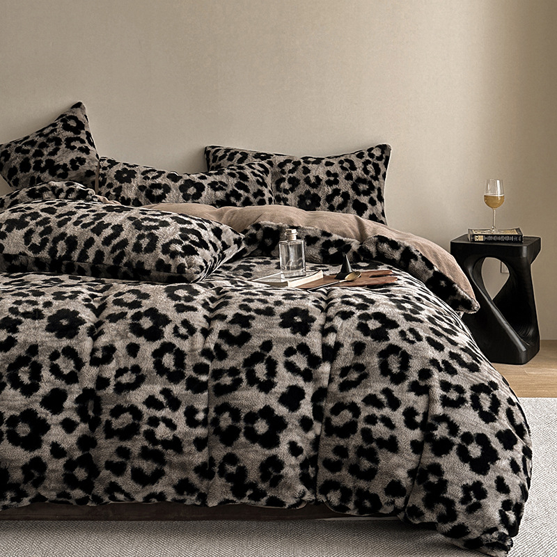 A-klasa set posteljine od plišane kunića s crnim leopard uzorkom i mliječnim velurom, navlaka za pokrivač, flanel posteljina za jesen-zimu