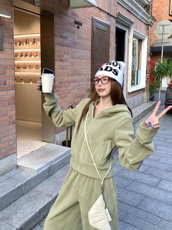 Ženski casual dvodijelni komplet: hoodie top i široke hlače, jednobojni dvostrano austrijski baršun, glavni materijal 70–80% + 20–30% Spandex, zima 2024