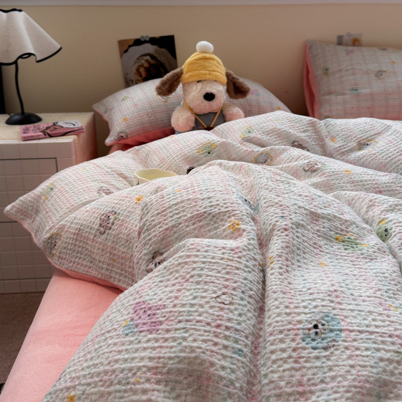 Pamučni četverodijelni dječji set posteljine s waffles teksturom i otisom mliječne veluro, minimalistički crtani dizajn za jesen-zimu, uključuje navlaku za pokrivač i plahtu