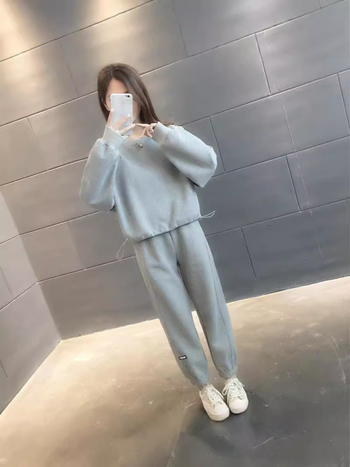Casual ženski dvodijelni sportski set – hoodie s dugim rukavima i trenirke, poliester-spandeks smjesa, 50–70% poliester, jesen 2024