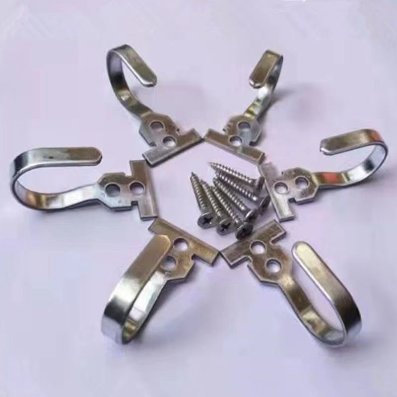 Smagnīgi galvanizēti dzelzs āķi durvju aizkariem; piemēroti koka karkasa durvīm un alumīnija sakausējuma logiem; izturīgi sienas āķi apģērbiem un somām