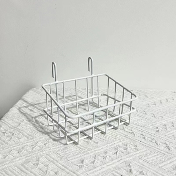 Pakārts režģa grozs no kalta tērauda uz plauktiem un uzglabāšanai