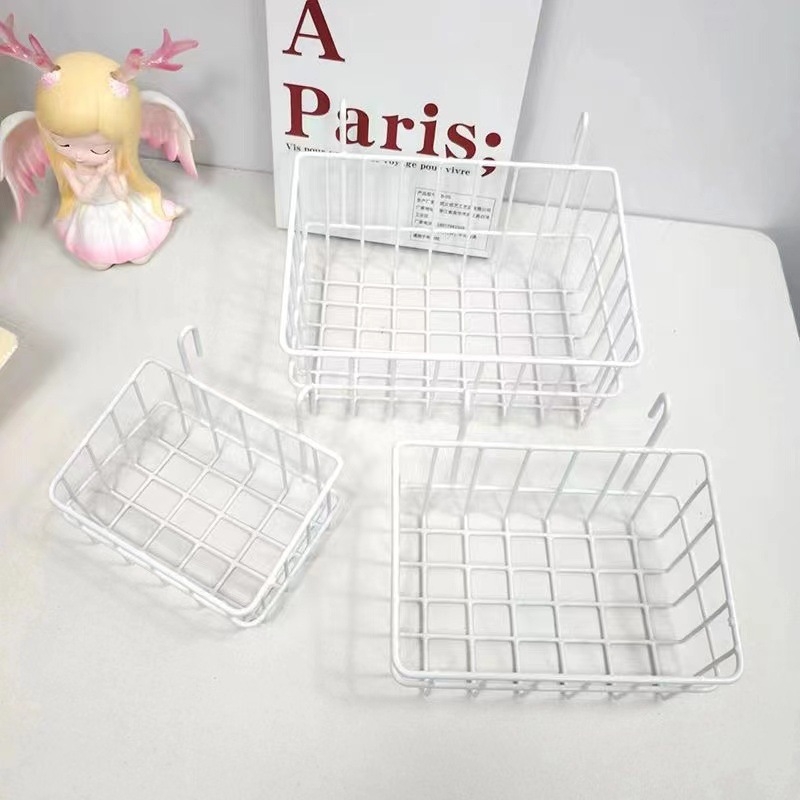 Pakārts režģa grozs no kalta tērauda uz plauktiem un uzglabāšanai