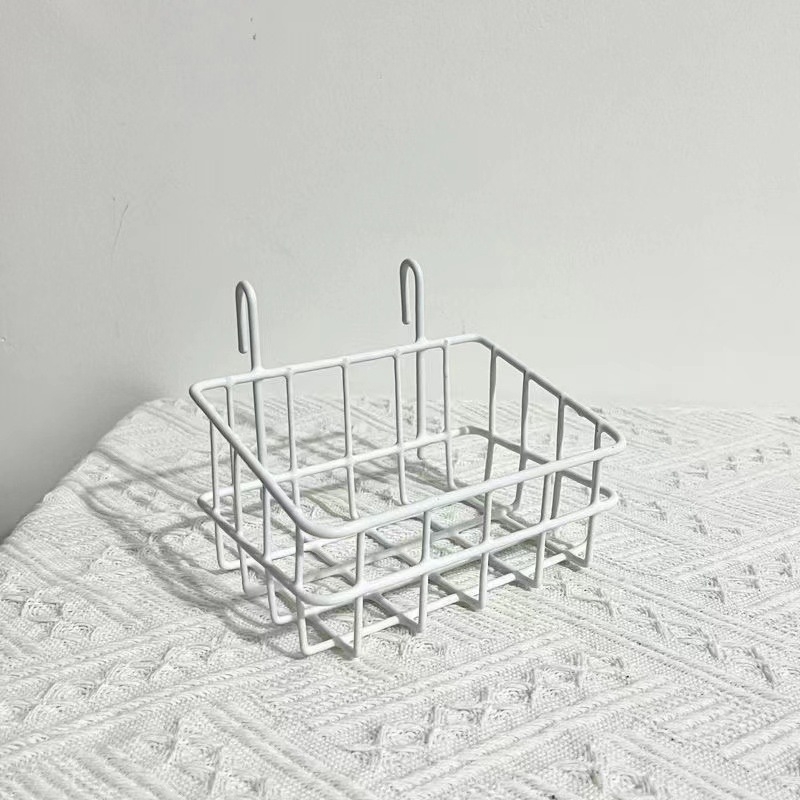 Pakārts režģa grozs no kalta tērauda uz plauktiem un uzglabāšanai