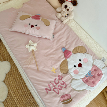 Vaikų pledas su animaciniu motyvu – 100% medvilnė, svoris 1,6–2 kg, užpildas pluoštas, užtrauktukas, išsiuvinėtos aplikacijos