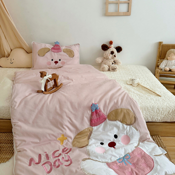 Vaikų pledas su animaciniu motyvu – 100% medvilnė, svoris 1,6–2 kg, užpildas pluoštas, užtrauktukas, išsiuvinėtos aplikacijos