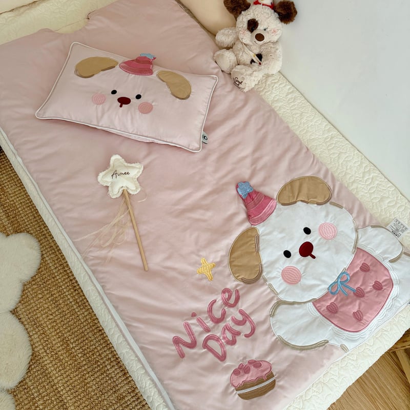 Vaikų pledas su animaciniu motyvu – 100% medvilnė, svoris 1,6–2 kg, užpildas pluoštas, užtrauktukas, išsiuvinėtos aplikacijos