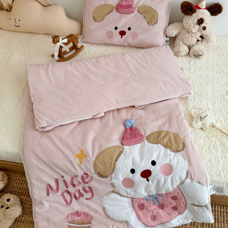 Vaikų pledas su animaciniu motyvu – 100% medvilnė, svoris 1,6–2 kg, užpildas pluoštas, užtrauktukas, išsiuvinėtos aplikacijos