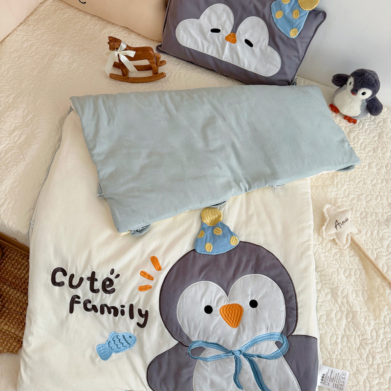 Vaikų pledas su animaciniu motyvu – 100% medvilnė, svoris 1,6–2 kg, užpildas pluoštas, užtrauktukas, išsiuvinėtos aplikacijos