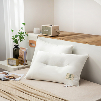 Ristkülikukujuline padja antibakteriaalse sojaproteiini kiudude täidisega (20%) ja polüestri kiududega (80%), padja südamik 100% puuvillast, mõeldud ühe kasutaja jaoks.