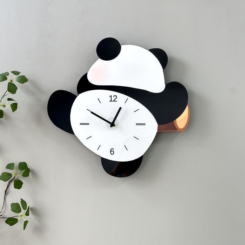 Zidni sat s panda dizajnom, tih kvarcni mehanizam, drveno kućište, analogni brojčanik s brojevima, montaža bez bušenja