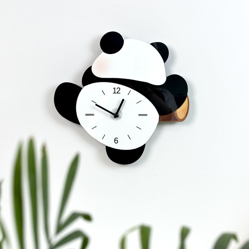 Zidni sat s panda dizajnom, tih kvarcni mehanizam, drveno kućište, analogni brojčanik s brojevima, montaža bez bušenja