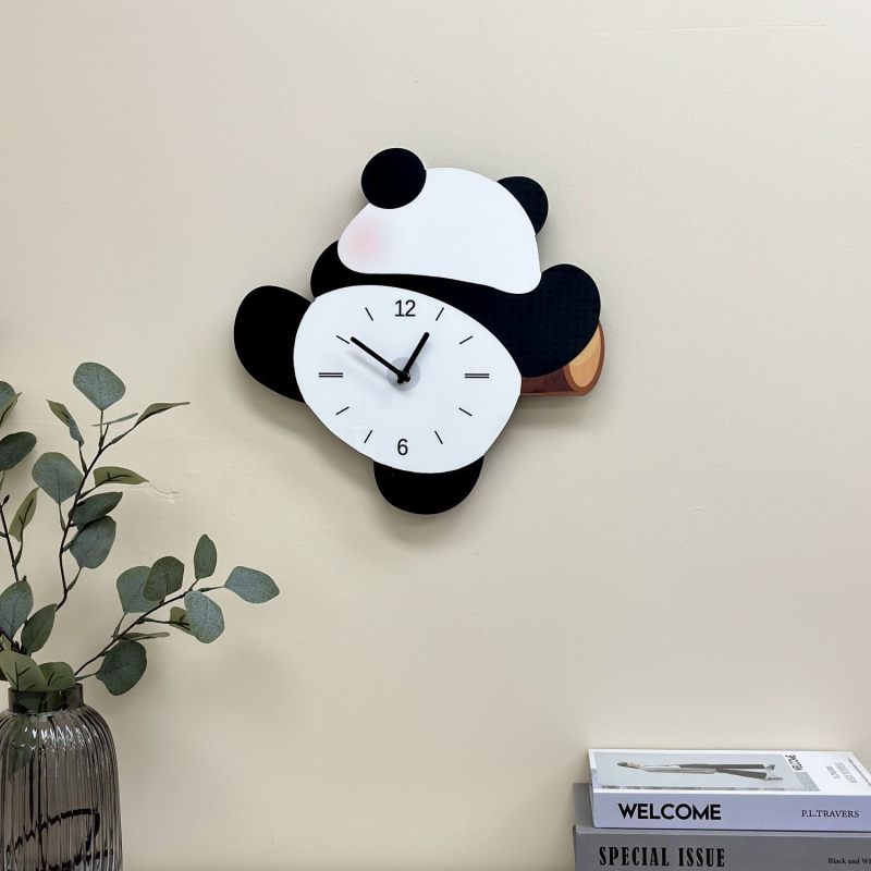 Zidni sat s panda dizajnom, tih kvarcni mehanizam, drveno kućište, analogni brojčanik s brojevima, montaža bez bušenja
