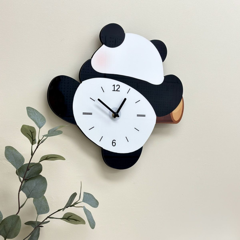 Zidni sat s panda dizajnom, tih kvarcni mehanizam, drveno kućište, analogni brojčanik s brojevima, montaža bez bušenja