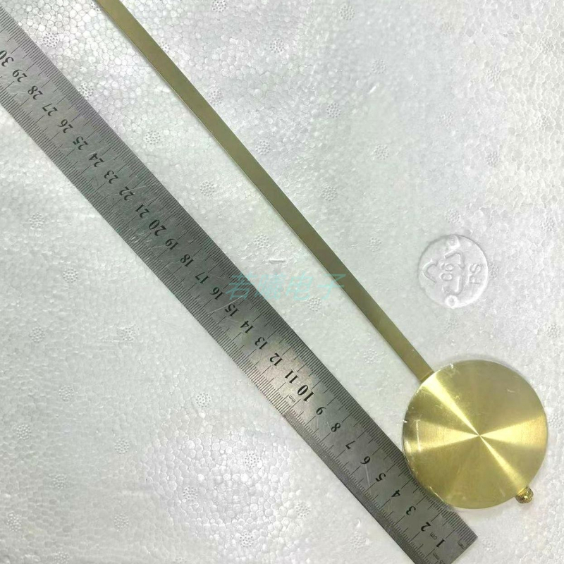 Stolni sat s pendulom i kvarcnim pogonom — Ruoxi Electronics pogon, napajanje baterijom, plastično kućište, metalni brojčanik