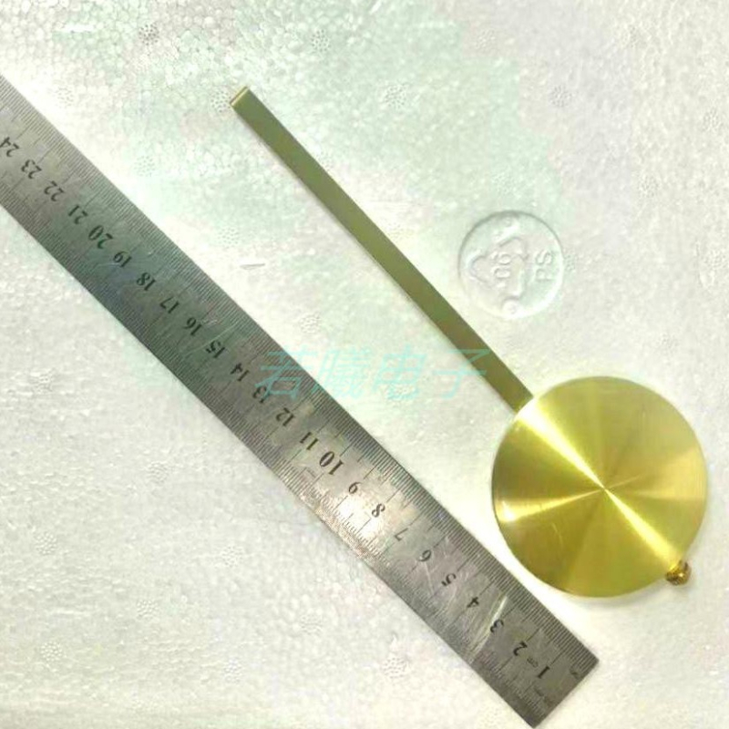 Stolni sat s pendulom i kvarcnim pogonom — Ruoxi Electronics pogon, napajanje baterijom, plastično kućište, metalni brojčanik
