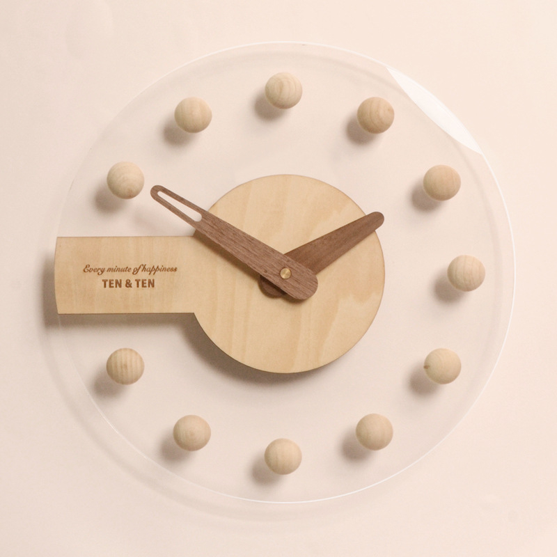 Jednostavan skandinavski zidni sat, kućište od akrila, čvrstog drveta cifernik, model 485-487, pokret sekundnog hoda s glatkim hodom, napajanje baterijom