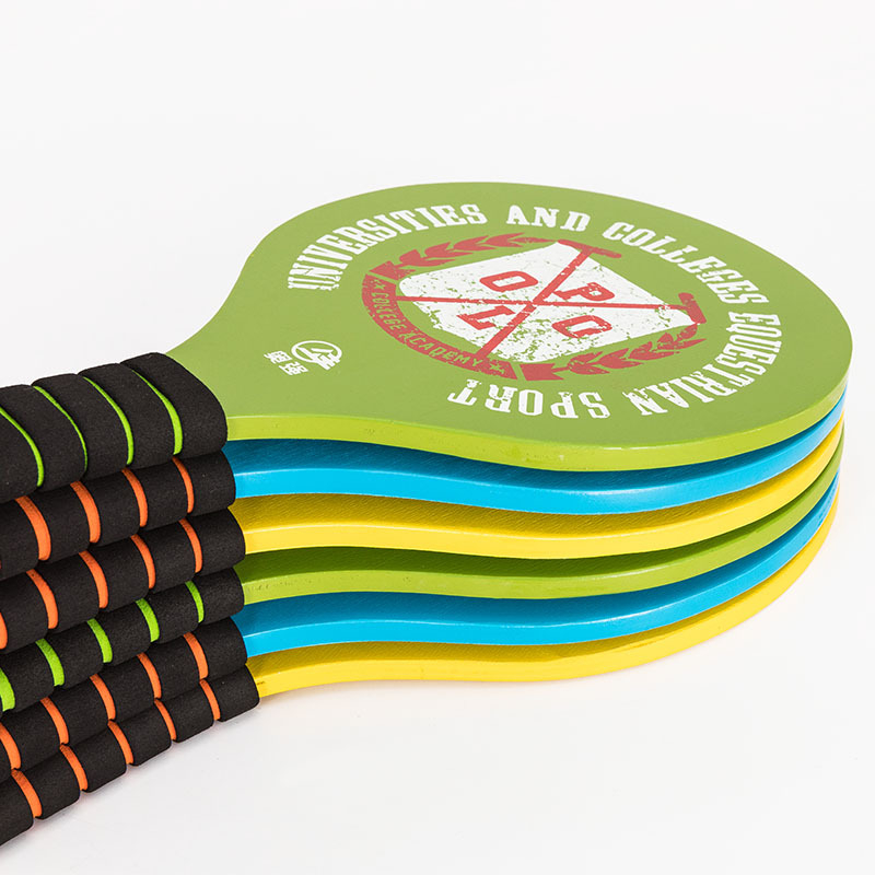 Drvena badminton raketa s poplar baznom pločom, pravolinijskog dizajna, ispisan logotip, prilagodljiva obrada