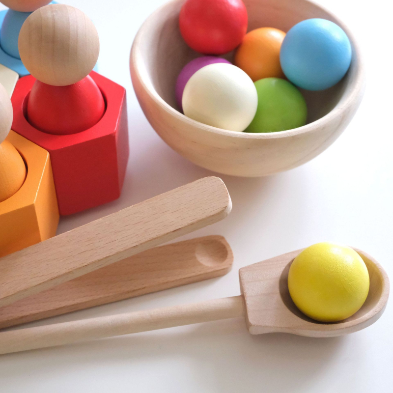 Puidust Montessori helmiklippidega mäng keskendumise arendamiseks, sobib 0–3-aastastele imikutele ja väikelastele, arendab käe-silma koordinatsiooni.