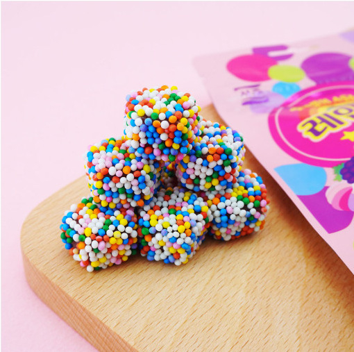 Švelnūs saldainiai su balto persikų skonio, pieno rūgšties bakterijų skoniu ir vaivorykštės vynuogių skoniu; Pietų Korėjos kilmė; paprastas įpakavimas; galiojimo laikas 365 dienos