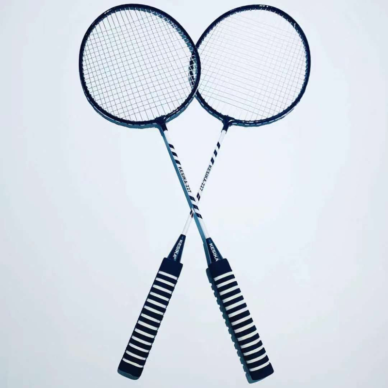 Coska rachetă badminton, cadru din aliaj ferros, greutate 95–100 g, grosime mâner G4, lovitură dreaptă