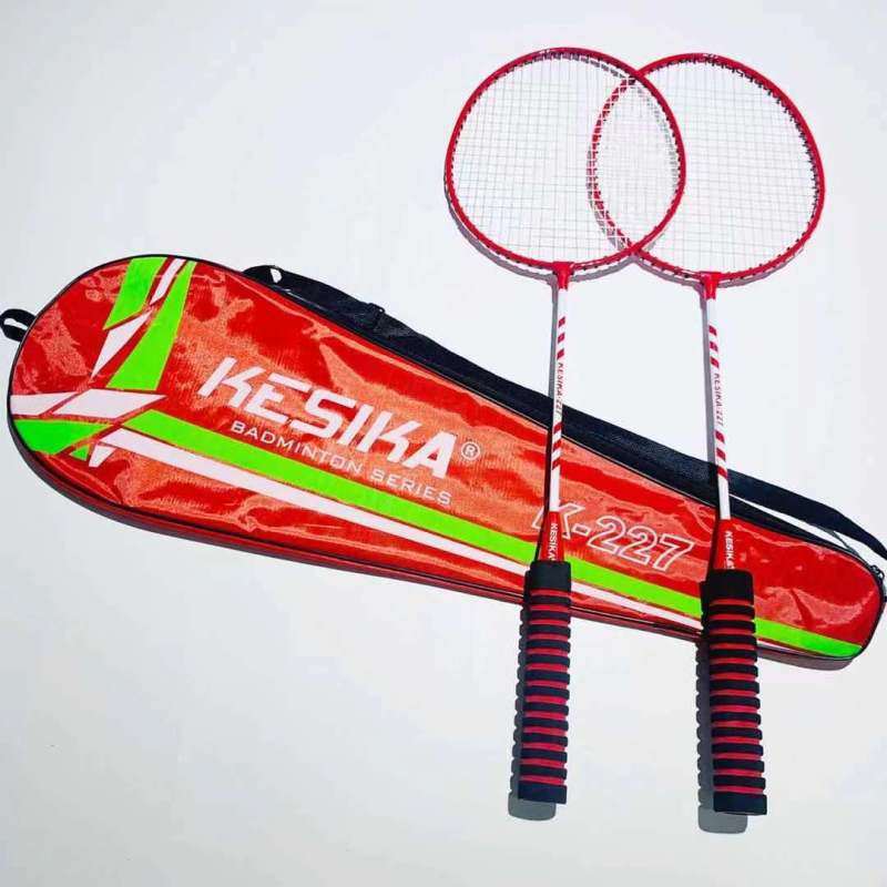 Coska rachetă badminton, cadru din aliaj ferros, greutate 95–100 g, grosime mâner G4, lovitură dreaptă