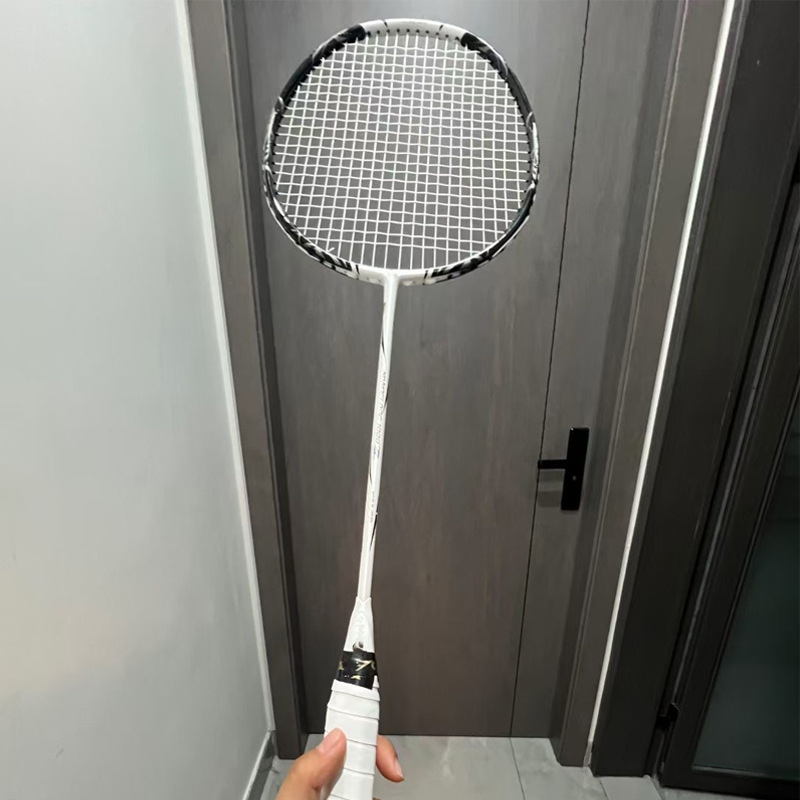 Raketa za badminton — Karbonsko vlakno okvira; Težina 80–84 g; Direktni udarac; Debljina drške: G5; Krutost šipke: Umjerena (Karbonsko vlakno okvir, 80–84 g, Direktan udarac, Debljina drške G5, Krutost šipke Umjerena)