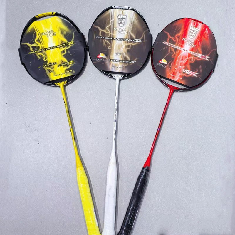 Raketa za badminton — Karbonsko vlakno okvira; Težina 80–84 g; Direktni udarac; Debljina drške: G5; Krutost šipke: Umjerena (Karbonsko vlakno okvir, 80–84 g, Direktan udarac, Debljina drške G5, Krutost šipke Umjerena)