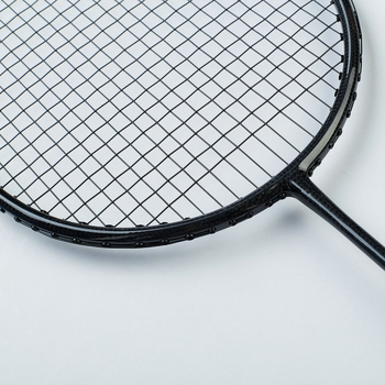 Raketa za badminton YAVCK — karbonsko vlakno; težina 80–84 g; debljina drške G4; tvrd štap; najlon struna; namijenjeno amaterima