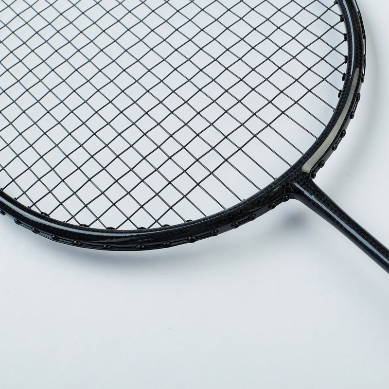 Raketa za badminton YAVCK — karbonsko vlakno; težina 80–84 g; debljina drške G4; tvrd štap; najlon struna; namijenjeno amaterima