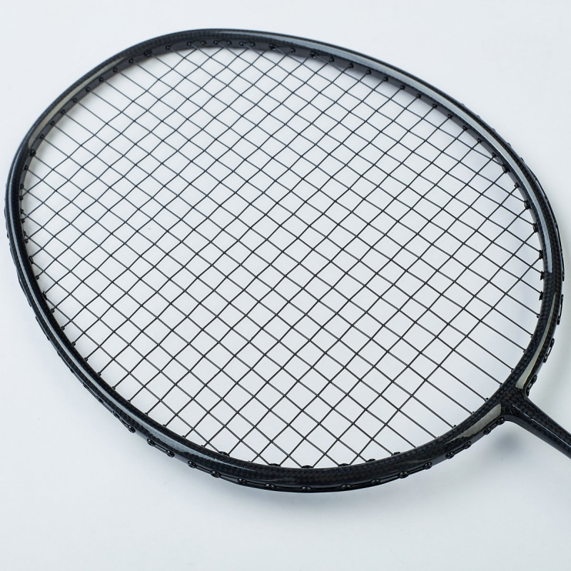 Raketa za badminton YAVCK — karbonsko vlakno; težina 80–84 g; debljina drške G4; tvrd štap; najlon struna; namijenjeno amaterima