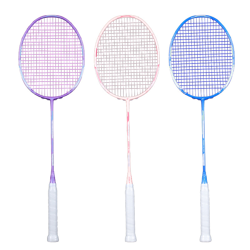 Raketa za badminton – okvir od karbonskih vlakana, težina 75–79 g, vodoravni udarac, debljina drške G5