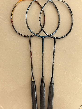 Raketa za badminton s okvirom od punog karbonskog vlakna, ultralak 75–79 g, debljina drške G-5, direktan udarac, najlonske strune