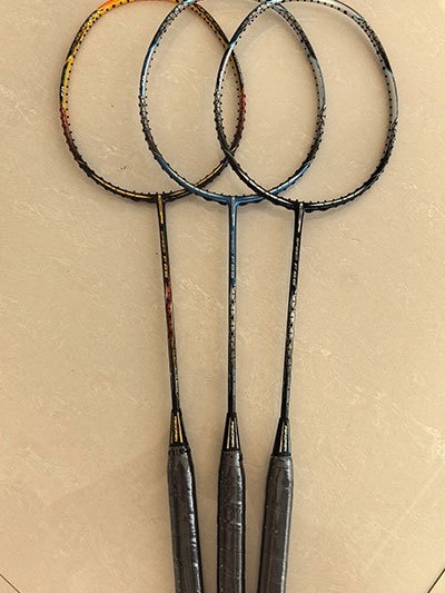 Raketa za badminton s okvirom od punog karbonskog vlakna, ultralak 75–79 g, debljina drške G-5, direktan udarac, najlonske strune