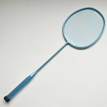 Badminton raketa s cijelim karbonskim okvirom, težina 75–79 g, direktni udarac, pogodna za trening i dvostruku igru, izdanje jesen 2025
