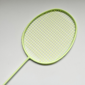 Badminton raketa s cijelim karbonskim okvirom, težina 75–79 g, direktni udarac, pogodna za trening i dvostruku igru, izdanje jesen 2025