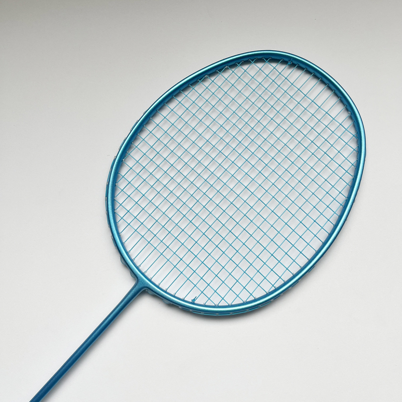 Badminton raketa s cijelim karbonskim okvirom, težina 75–79 g, direktni udarac, pogodna za trening i dvostruku igru, izdanje jesen 2025