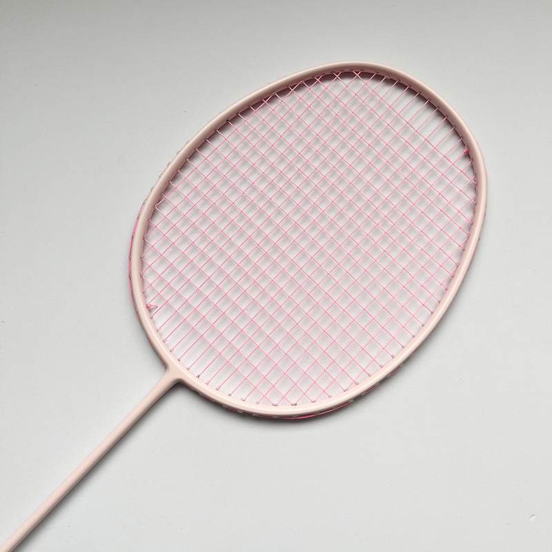 Badminton raketa s cijelim karbonskim okvirom, težina 75–79 g, direktni udarac, pogodna za trening i dvostruku igru, izdanje jesen 2025
